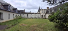 Château fin XIX eme surplombant la Loire avec une vue époustouflante. A rénover.