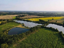 Opportunité d'affaires exceptionnelle : domaine de 24 hectares comprenant 15 hectares d'étangs, parfait pour divers projets touristiques et commerciaux. Avec une activité de location de tentes glampin