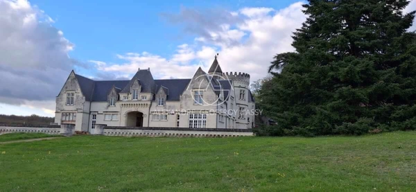 Château/vignoble d’appelation “Saumur” rénové. Idéal pour mariages et évènementiel.