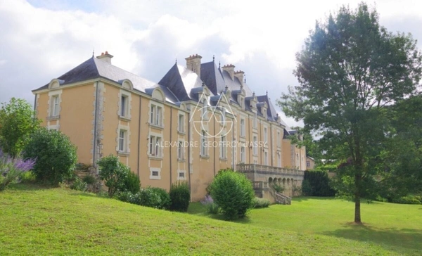 Château du XIXe siècle avec un parc de 75 ha, située à proximité immédiate de Poitiers.