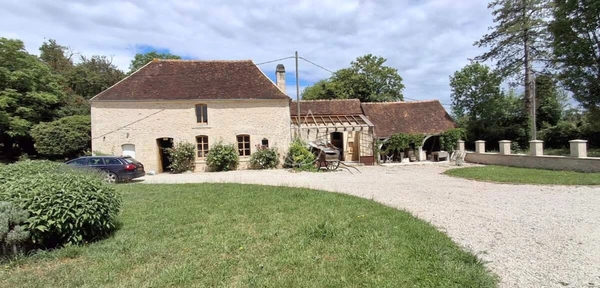 Beau château du XVIIIe siècle avec dépendances, incluant une salle de réception, situé dans l'Orne.