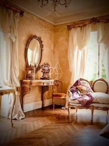 Beau château du XVIIIe siècle avec dépendances, incluant une salle de réception, situé dans l'Orne.