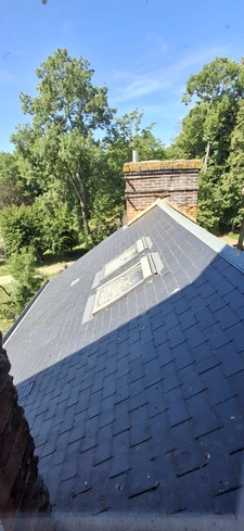 Château du XVIIIème à 1h10 de Paris. Conçu pour accueillir activités professionnelles et vie familiale indépendante.
