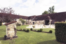 Ferme du 17eme sur 4,2ha à Sainte Maure de Touraine: Mariage/Evènementiel: Opportunité d'investissement unique!