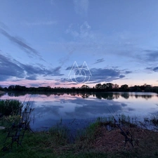 Opportunité d'affaires exceptionnelle : domaine de 24 hectares comprenant 15 hectares d'étangs, parfait pour divers projets touristiques et commerciaux. Avec une activité de location de tentes glampin