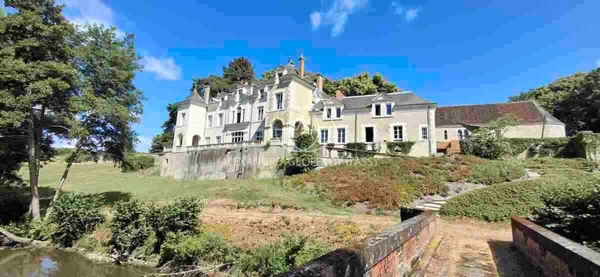 Superbe Château du XIXe avec 1km de rivière, rénové à 10min de Blois sur 22ha-possibilité d'acheter 63ha au total.