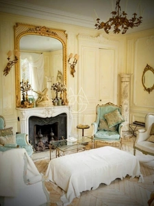 Beau château du XVIIIe siècle avec dépendances, incluant une salle de réception, situé dans l'Orne.
