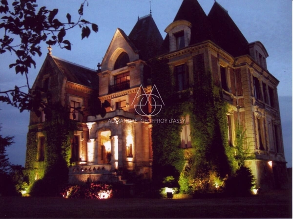  Majestueux château de style Renaissance perché sur un rocher en Suisse Normande.