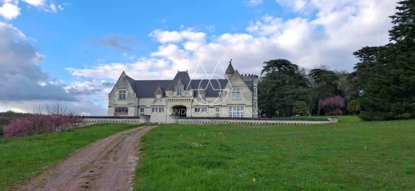 Château/vignoble d’appelation “Saumur” rénové. Idéal pour mariages et évènementiel.