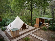 Opportunité d'affaires exceptionnelle : domaine de 24 hectares comprenant 15 hectares d'étangs, parfait pour divers projets touristiques et commerciaux. Avec une activité de location de tentes glampin