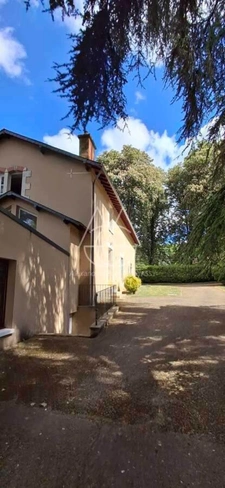 19th century castle with a 75 ha park, located in the immediate vicinity of Poitiers.