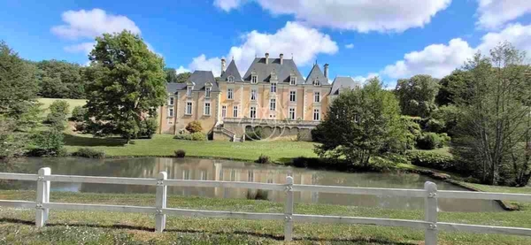 Château du XIXe siècle avec un parc de 75 ha, situé à proximité immédiate de Poitiers.