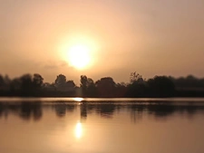 Opportunité d'affaires exceptionnelle : domaine de 24 hectares comprenant 15 hectares d'étangs, parfait pour divers projets touristiques et commerciaux. Avec une activité de location de tentes glampin