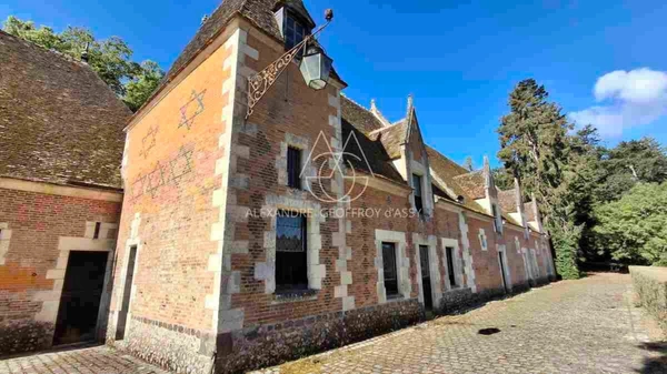 Magnifique ensemble de châteaux datant des XVe, XVIIe et XVIIIe siècles, situé à 1h20 de Paris, au cœur de la région du Perche. 