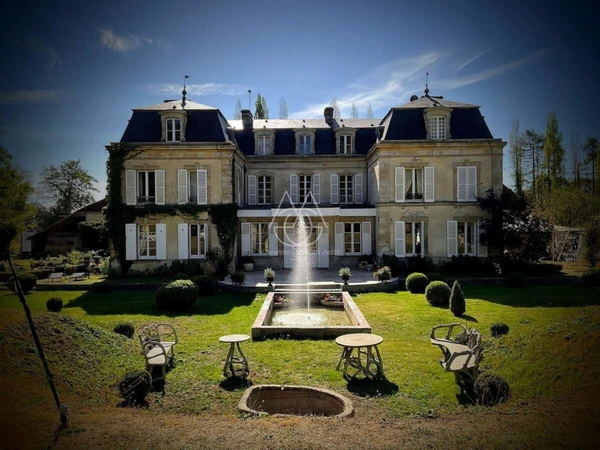 Beau château du XVIIIe siècle avec dépendances, incluant une salle de réception, situé dans l'Orne.