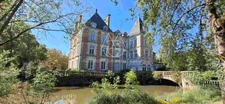 Château du XVIIIème à 1h10 de Paris. Conçu pour accueillir activités professionnelles et vie familiale indépendante.