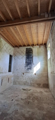 Château du XVIIIème à 1h10 de Paris. Conçu pour accueillir activités professionnelles et vie familiale indépendante.
