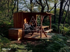 Opportunité d'affaires exceptionnelle : domaine de 24 hectares comprenant 15 hectares d'étangs, parfait pour divers projets touristiques et commerciaux. Avec une activité de location de tentes glampin