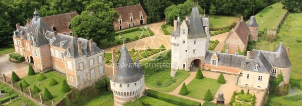 Magnifique ensemble de châteaux datant des XVe, XVIIe et XVIIIe siècles, situé à 1h20 de Paris, au cœur de la région du Perche. 