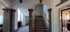 Château du XVIIIème à 1h10 de Paris. Conçu pour accueillir activités professionnelles et vie familiale indépendante.