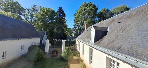 Superbe Maison en piere de taille du XVIII ème en parfait état au sud de Tours. A 8 min des halles de Tours et 2 min d’une sortie d’Auturoute