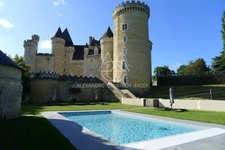 Situé au cœur de 15,5 hectares de terres somptueuses, cette majestueuse propriété du XVe siècle, entièrement rénovée, combine histoire, élégance et fonctionnalité. 