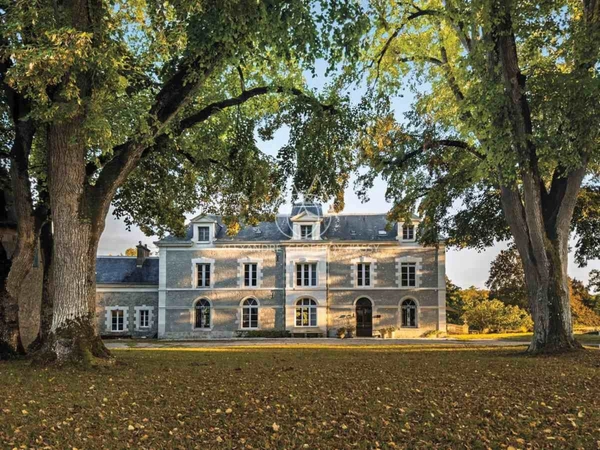 Superbe Château du XIXe avec 1km de rivière, rénové à 10min de Blois sur 22ha-possibilité d'acheter 63ha au total.
