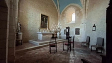 Situé au cœur de 15,5 hectares de terres somptueuses, cette majestueuse propriété du XVe siècle, entièrement rénovée, combine histoire, élégance et fonctionnalité. 