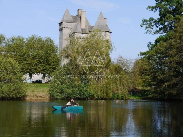 Splendide Château Médiéval Classé - Château se distingue par son élégance sur un domaine d’environ 13 hectares mêlant bois, prairies. 