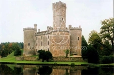 Château médiéval du XIIe siècle sur un vaste domaine de 170 hectares avec une restauration complète.