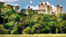 Situé au cœur de 15,5 hectares de terres somptueuses, cette majestueuse propriété du XVe siècle, entièrement rénovée, combine histoire, élégance et fonctionnalité. 