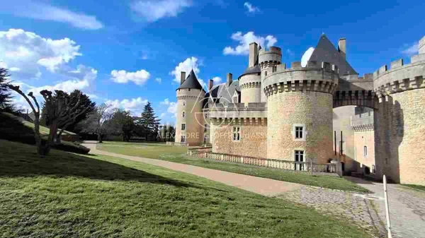 Situé au cœur de 15,5 hectares de terres somptueuses, cette majestueuse propriété du XVe siècle, entièrement rénovée, combine histoire, élégance et fonctionnalité. 