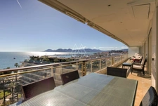 Appartement unique à Cannes, offrant une superficie exceptionnelle de 335 m². Grande terrasse et cinq chambres.