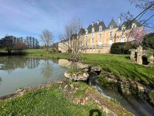 Château du XIXe siècle avec un parc de 75 ha, situé à proximité immédiate de Poitiers.