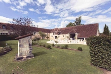 Ferme du 17eme sur 4,2ha à Sainte Maure de Touraine: Mariage/Evènementiel: Opportunité d'investissement unique!