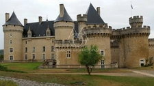 Situé au cœur de 15,5 hectares de terres somptueuses, cette majestueuse propriété du XVe siècle, entièrement rénovée, combine histoire, élégance et fonctionnalité. 