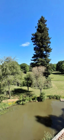 Château du XVIIIème à 1h10 de Paris. Conçu pour accueillir activités professionnelles et vie familiale indépendante.