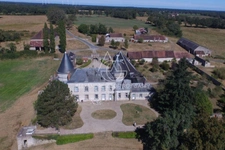 Exceptionnel château XV-XVI et XIXe avec son hameau et ses 108 hectares avec possibilité d’acheter 200ha attenants supplémentaires.