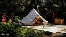 Opportunité d'affaires exceptionnelle : domaine de 24 hectares comprenant 15 hectares d'étangs, parfait pour divers projets touristiques et commerciaux. Avec une activité de location de tentes glampin