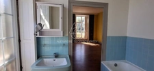 Château du XVIIIème à 1h10 de Paris. Conçu pour accueillir activités professionnelles et vie familiale indépendante.