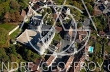 Château millénaire surplombant un village sur un parc de 15 ha.