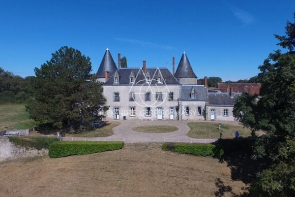Exceptionnel château XV-XVI et XIXe avec son hameau et ses 108 hectares avec possibilité d’acheter 200ha attenants supplémentaires.