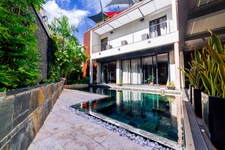 Villa contemporaine – 10 pièces – env. 300 m² – piscine – spa