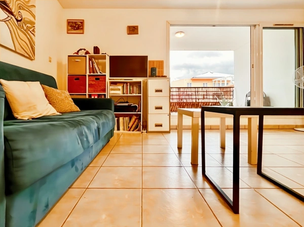 🔥 À VENDRE – T3 TRAVERSANT AVEC DOUBLE VARANGUE – SAINTE-CLOTILDE 🔥