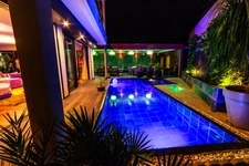 Villa contemporaine – 10 pièces – env. 300 m² – piscine – spa