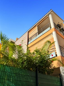 Saint-Gilles les Bains – T2 raffiné aux prestations soignées, varangue, jardin privatif et garage box