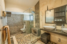 Villa contemporaine – 10 pièces – env. 300 m² – piscine – spa