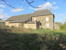 Ancien corps de ferme avec dépendances sur 20 ares.