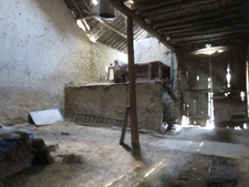 Ancien corps de ferme avec dépendances sur 20 ares.