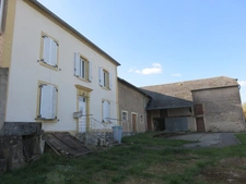 Ancien corps de ferme avec dépendances sur 20 ares.